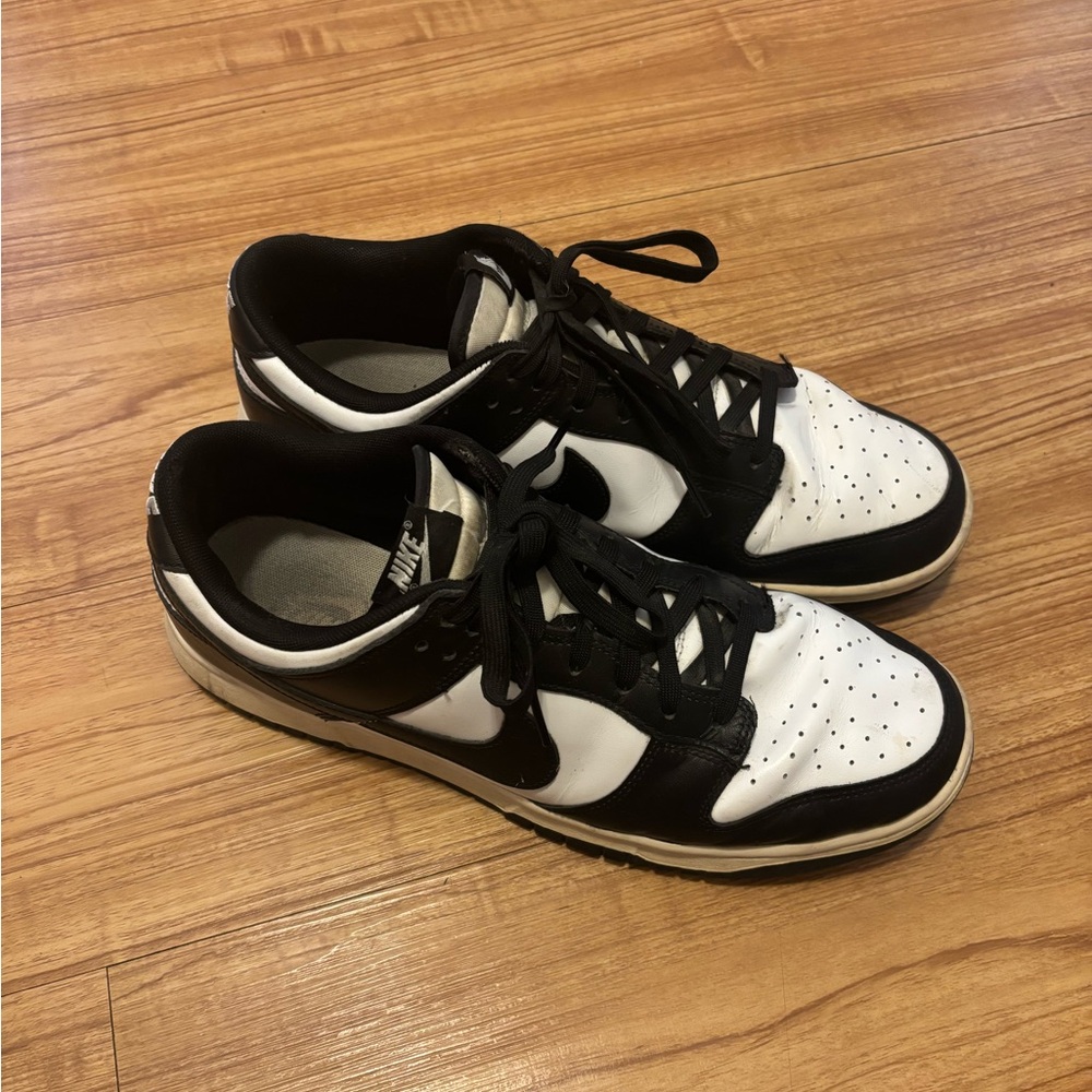 Nike Men's Black and White Low-Top Sneakers